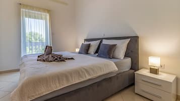 1 dormitorio, tabla de planchar con plancha, wifi y ropa de cama