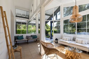 Télévision, cheminée, espaces bureaux