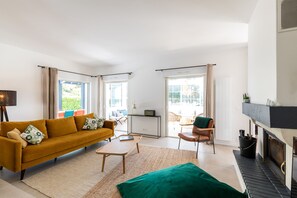 Televisie, een open haard en een kantoor