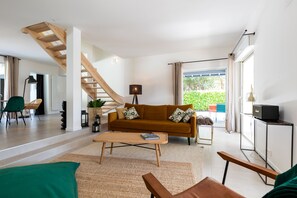 Televisie, een open haard en een kantoor