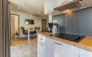 Réfrigérateur, micro-ondes, plaque de cuisson, lave-vaisselle