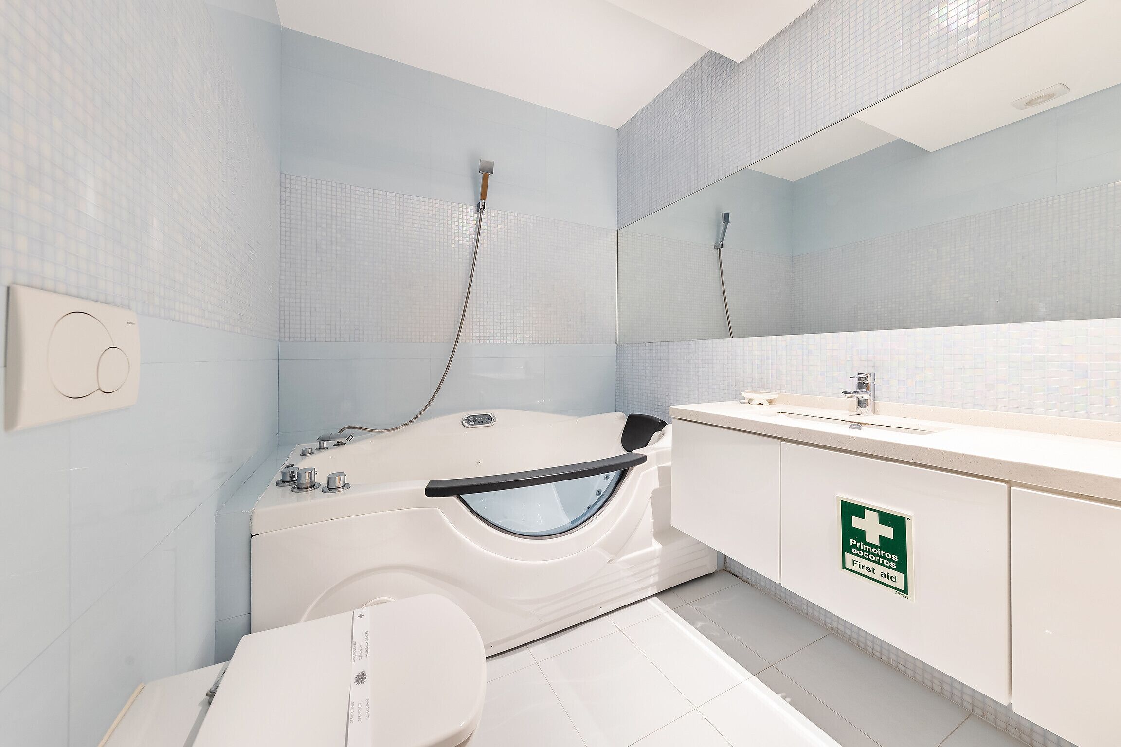 Un bagno moderno con vasca, water e lavabo.