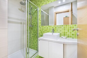 Bathtub, hair dryer, towels, shampoo - Flat Downtown OCV - 5min Beach (Albufeira)