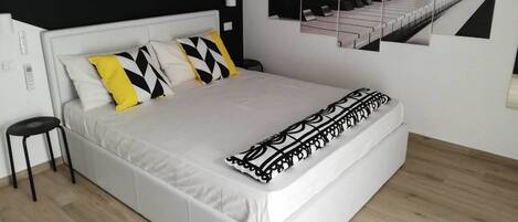 Comfort Double Room, Kitchenette | Minibar, in-room safe, blackout drapes, soundproofing