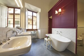Junior suite | Badkamer | Een haardroger, badjassen, pantoffels, een bidet