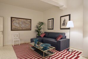 Apartamento, entresuelo | Zona de estar | Una televisión de pantalla plana