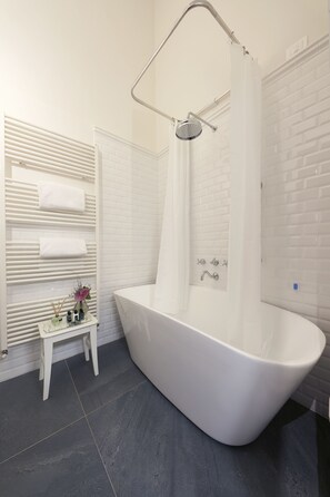 Deluxe Double Room | Bathroom | Hair dryer, bathrobes, slippers, bidet - Peruzzi Urban Residences (Florence)