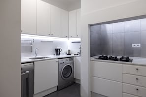 Kühlschrank, Mikrowelle, Ofen, Herdplatte