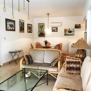 TV, DVD player, books - Apartments with garden view (Parekklisia)