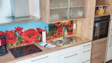 Kühlschrank, Ofen, Kochgeschirr/Geschirr/Besteck