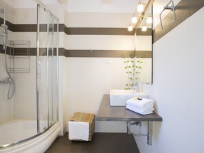 Ducha, secador de pelo y toallas