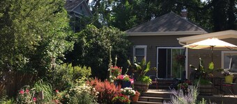 Lovely Old Town Carriage House in Quiet Neighborhood