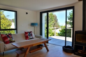 Televisión, reproductor de DVD, libros y estéreo 