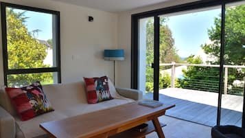 Televisión, reproductor de DVD, libros y estéreo