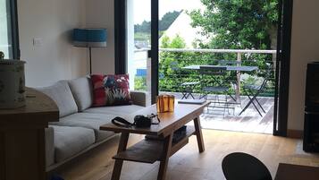 Télévision, lecteur de DVD, livres, chaßne hi-fi