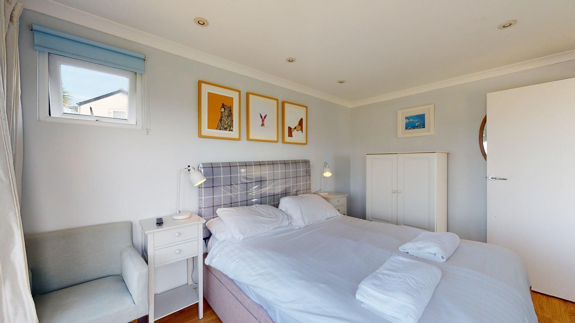 2 bedrooms, iron/ironing board, internet, bed sheets