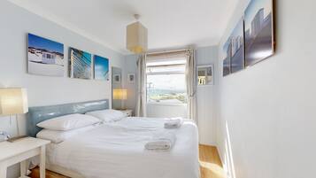 2 bedrooms, iron/ironing board, internet, bed sheets