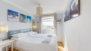 2 bedrooms, iron/ironing board, Internet, bed sheets - Enjoying Sunsets over St. Ives, sand dunes and stunning beaches from this beachside home from home (Hayle)