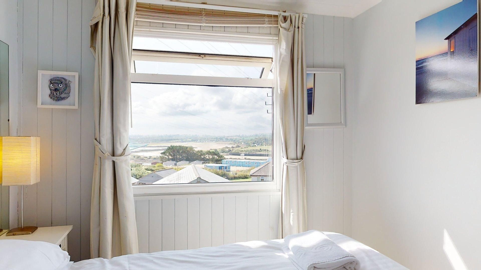 2 多间卧室、熨斗/熨衣板、上网接入、床单