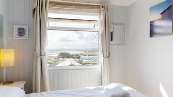 2 多间卧室、熨斗/熨衣板、上网接入、床单