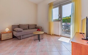 Fernseher, Tischfußball, Tischtennisplatte