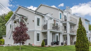 Ein zweistöckiges Gebäude mit einem Balkon im zweiten Stock.
