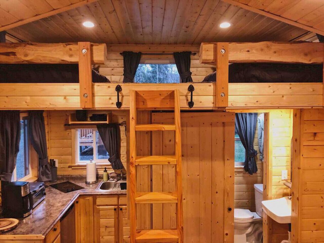 Mini-Kühlschrank, Ofen, Herdplatte, Wasserkocher mit Kaffee-/Teezubehör