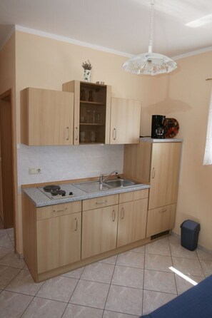 Fridge, microwave, coffee/tea maker, electric kettle - Beautiful, quietly situated vacation home with three apartments and pool (Kukci)