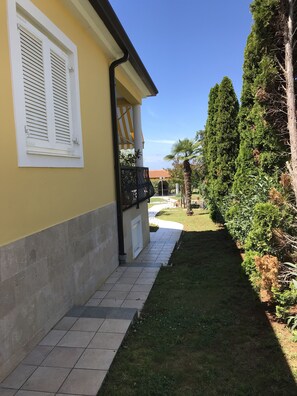 Property grounds - Beautiful, quietly situated vacation home with three apartments and pool (Kukci)