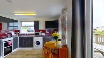 Refrigerador, microondas, horno y comedor
