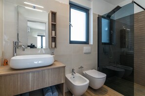 Badewanne, Haartrockner, Handtücher