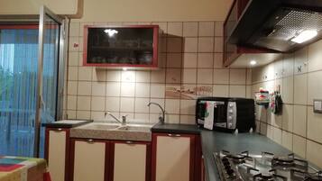 Réfrigérateur, four, plaque de cuisson, cafetiÚre/bouilloire