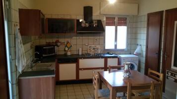 Kühlschrank, Ofen, Herdplatte, Wasserkocher mit Kaffee-/Teezubehör