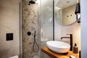 Combined shower/tub, hair dryer, towels