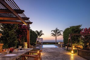 Outdoor dining - Sea & city views, short drive to beach & shops, heated pool and ping pong! (Rethymno)