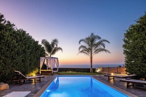 A heated pool - Sea & city views, short drive to beach & shops, heated pool and ping pong! (Rethymno)