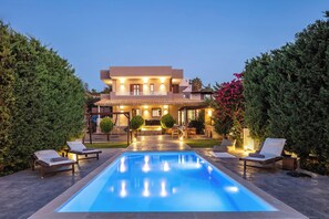 A heated pool - Sea & city views, short drive to beach & shops, heated pool and ping pong! (Rethymno)