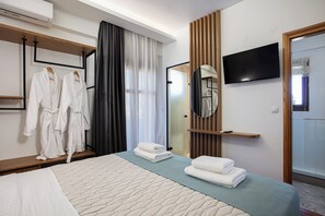 3 bedrooms, iron/ironing board, travel crib, free WiFi - Sea & city views, short drive to beach & shops, heated pool and ping pong! (Rethymno)