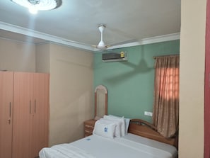 Kamar Deluks | Minibar, dilengkapi dengan perabotan berbeda-beda, dan meja kerja