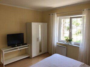 1 dormitorio, cuna de viaje, wifi gratis y ropa de cama