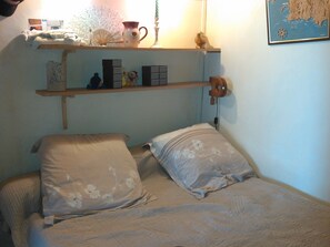 مكواة/لوح كي وسرير سفر وواي فاي وملاءات أسرّة