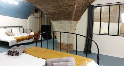 Emplacement idĂ©alđTrĂšs bien dĂ©corĂ© et Ă©quipĂ©đ Calmeđconfortable pour 2/4/6/8.