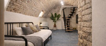 Historic center of Chalon-sur-Saône, Burgundy cellar, 8 pers, parking nearby