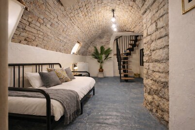 Historic center of Chalon-sur-Saône, Burgundy cellar, 8 pers, parking nearby