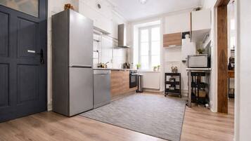 Réfrigérateur, micro-ondes, four, plaque de cuisson