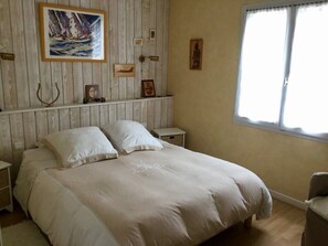 3 bedrooms, desk, iron/ironing board, free WiFi