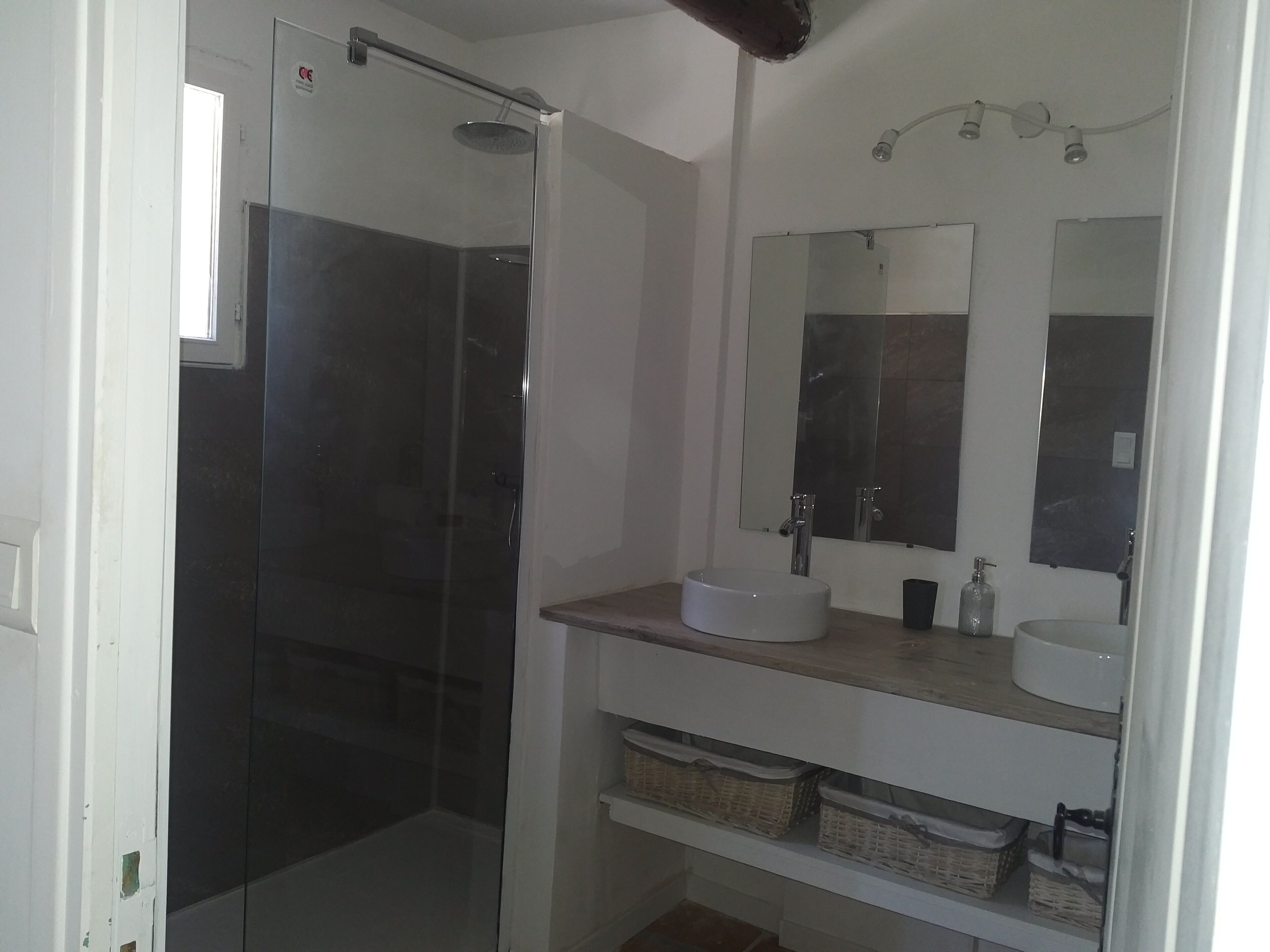 Douche, sèche-cheveux, papier toilette