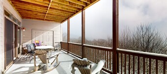 Family-friendly condo w/long range views and spacious deck