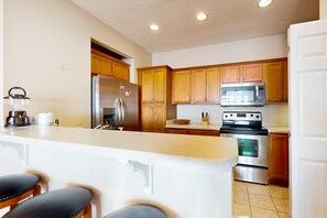 Een koelkast, een magnetron, een oven, een kookplaat