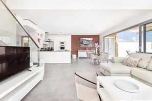 TV, fireplace - Villa Jasmim OCV - Heated Pool (Albufeira)
